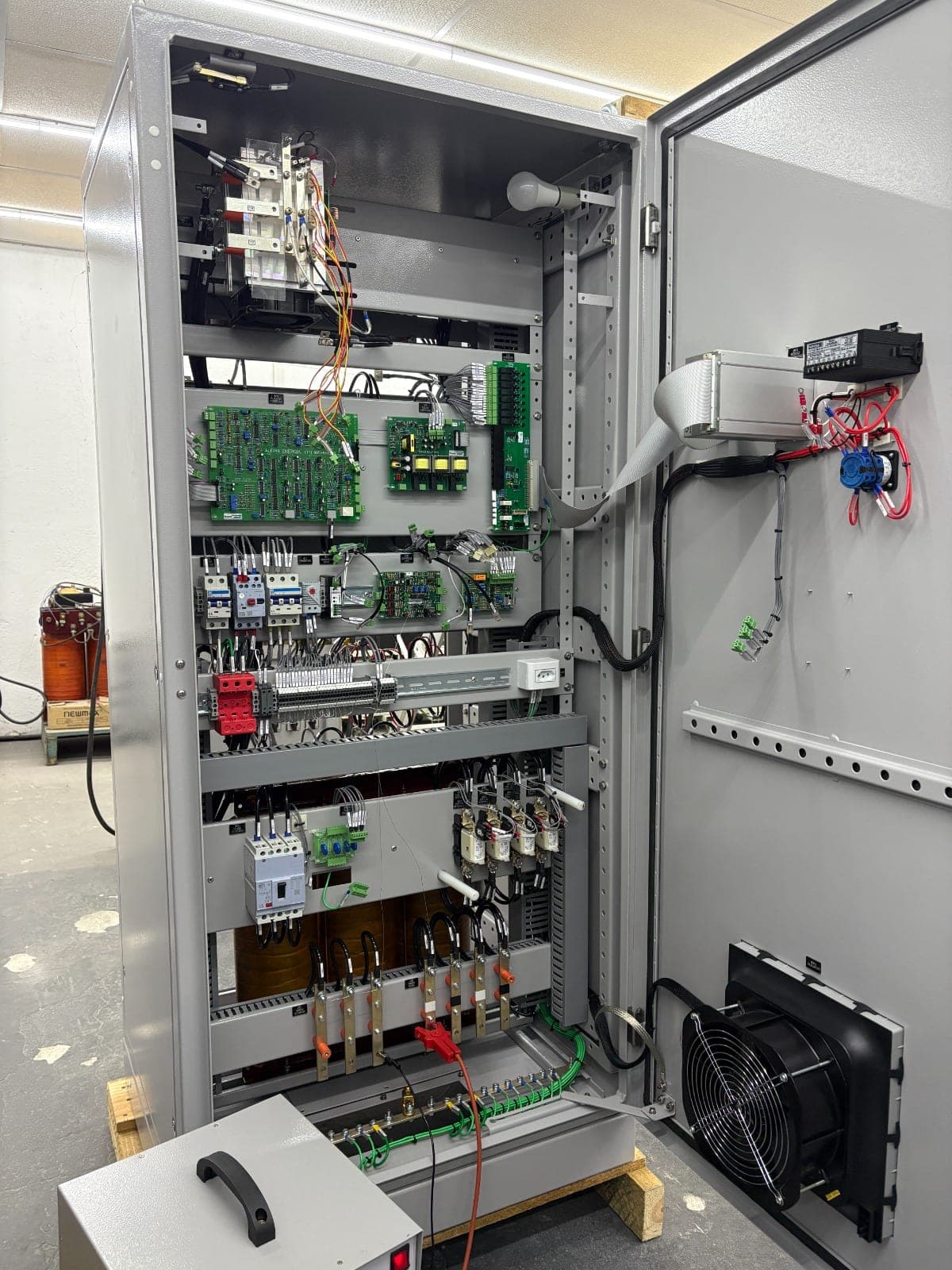 Interior de painel NPT com placas de controle, contatores e fiação organizada
